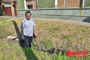 Kovácsék ígéretet kaptak a kommunális felügyelőségtől a csatorna kijavítására (Gergely József felvétele)