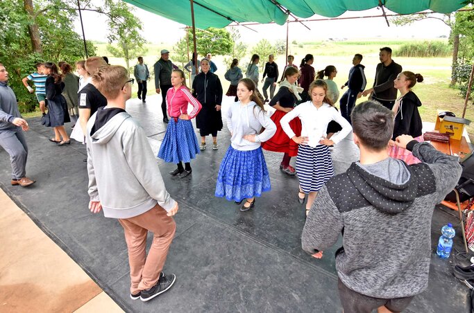 Az ifjúsági korcsoport rábaközi táncokat tanul