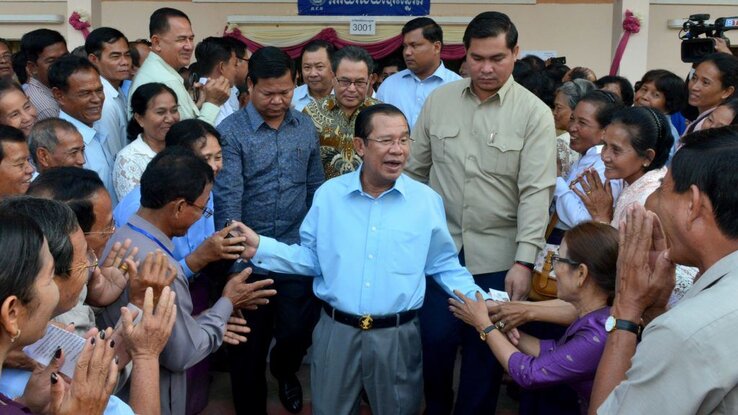 Hun Sen miniszterelnök népe gyűrűjében (fotó: 24.hu)