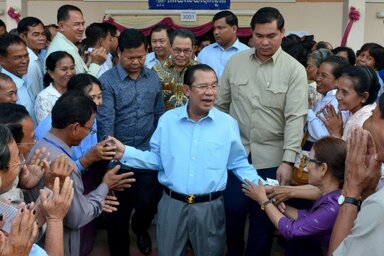Hun Sen miniszterelnök népe gyűrűjében (fotó: 24.hu)