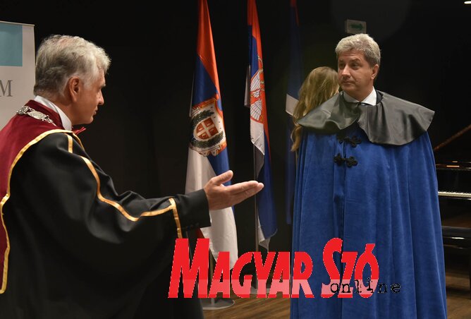 Prof. dr. Dušan Nikolić rektor méltatta Kamanint (Ótos András felvétele)