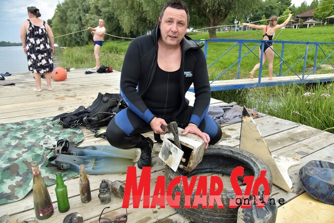 Krisztián a feltört széffel és a baltával (Gergely József felvétele) Krisztián a feltört széffel és a baltával (Gergely József felvétele)