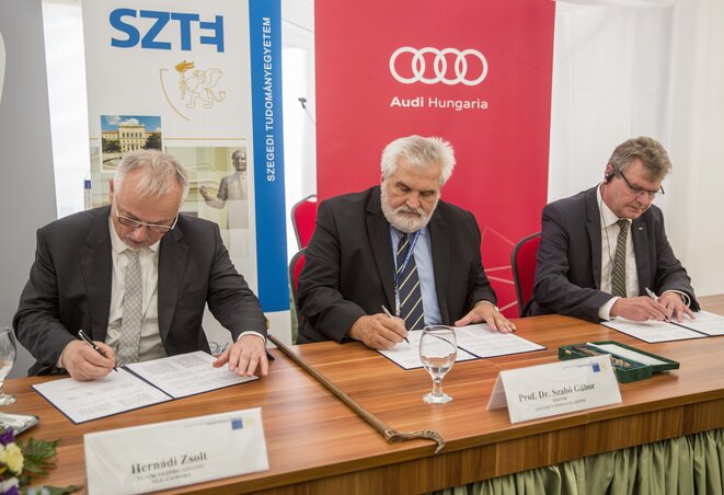 Hernádi Zsolt, a Mol-csoport elnök-vezérigazgatója, Szabó Gábor, az egyetem rektora és Achim Heinfling, az Audi Hungaria igazgatóságának elnöke aláírja a megállapodást (Fotó: MTI)