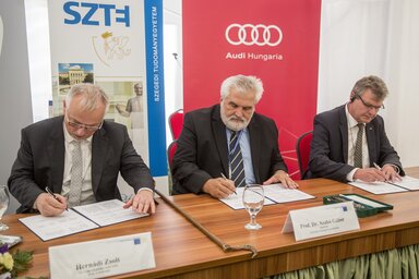Hernádi Zsolt, a Mol-csoport elnök-vezérigazgatója, Szabó Gábor, az egyetem rektora és Achim Heinfling, az Audi Hungaria igazgatóságának elnöke aláírja a megállapodást (Fotó: MTI)