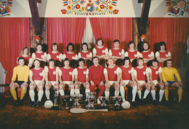 A St. George Budapest 1972-es állami bajnok és kupagyőztes csapata, Árok Ferenc a kép közepén