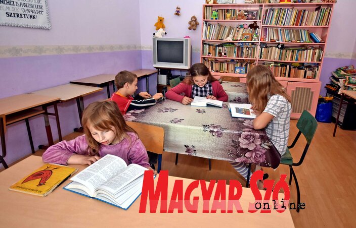 A Lurkóházakban nagy hangsúlyt fektetnek a gyermekek oktatására (Gergely Árpád felvétele)