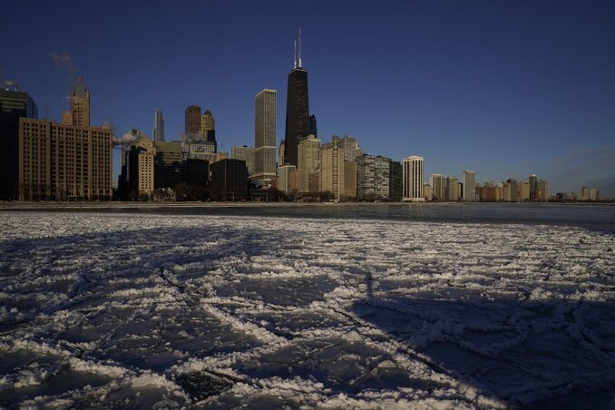 A Michigan-tóból kicsapó hullámok jéggé fagynak a parton Chicago belvárosában 2023. február 3-án (Fotó: AP/MTI) A Michigan-tóból kicsapó hullámok jéggé fagynak a parton Chicago belvárosában 2023. február 3-án (Fotó: AP/MTI)