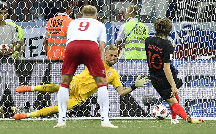 Modrić az utolsó pillanatokban eldönthette volna a mérkőzést, de büntetőjét Schmeichel magabiztosan védte (Fotó: Beta/AP)
