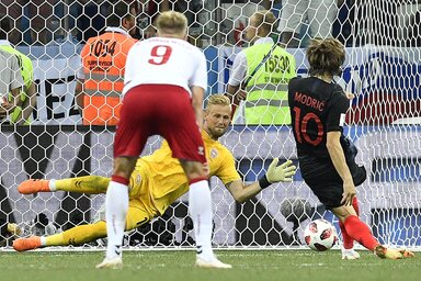 Modrić az utolsó pillanatokban eldönthette volna a mérkőzést, de büntetőjét Schmeichel magabiztosan védte (Fotó: Beta/AP)