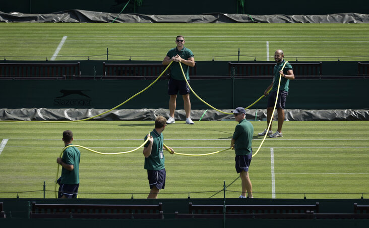 Wimbledonban már szorgalmasan locsolják a füvet (Fotó: Beta/AP)