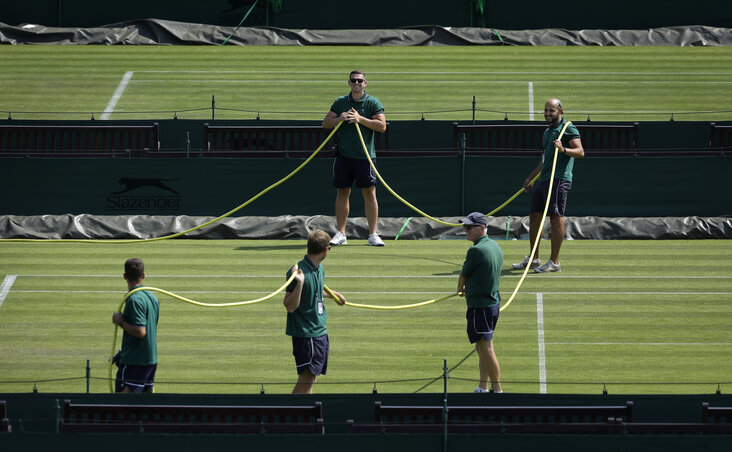 Wimbledonban már szorgalmasan locsolják a füvet (Fotó: Beta/AP) Wimbledonban már szorgalmasan locsolják a füvet (Fotó: Beta/AP)