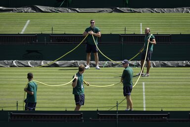 Wimbledonban már szorgalmasan locsolják a füvet (Fotó: Beta/AP)