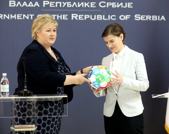 Erna Solberg az Ana Brnabićtyal tartott közös sajtótájékoztatón focilabdát ajándékozott a szerb kormányfőnek, amelyen a fenntartható fejlődés céljai vannak megfogalmazva (Fotó: Beta)