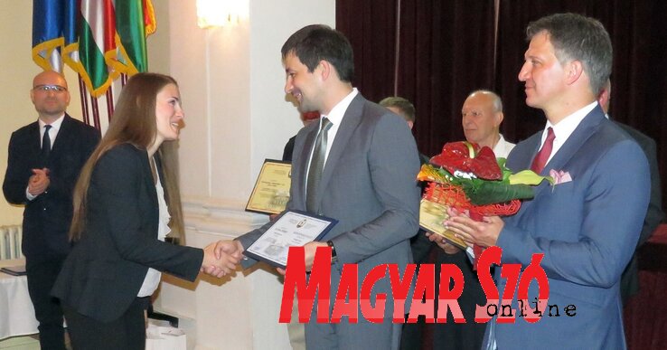 Fehér Nóra átveszi a köszönőlevelet a polgármestertől (Csincsik Zsolt felvétele) Fehér Nóra átveszi a köszönőlevelet a polgármestertől (Csincsik Zsolt felvétele)