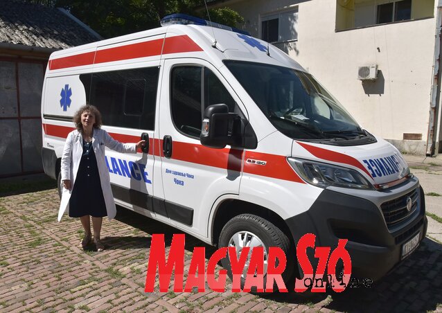 Dr. Lévai Ibolya igazgatónő az új rohamkocsi mellett (Gergely József felvétele)