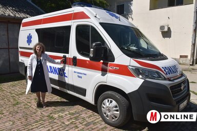 Dr. Lévai Ibolya igazgatónő az új rohamkocsi mellett (Gergely József felvétele)