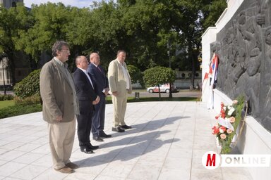 Bunford Tivadar és Veljko Vojnić elhelyezik a megemlékezés virágait (Fotó: Patyi Szilárd)