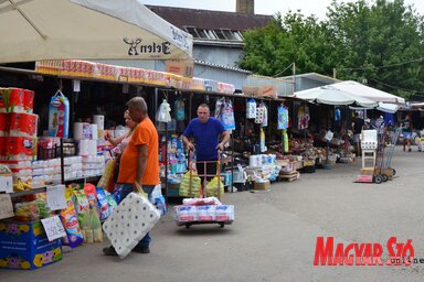 A Nagybani piacra sokan járnak, mert itt lehet a legolcsóbban megúszni a bevásárlást. Az önkormányzat vásárcsarnokot szeretne építeni helyette, másik helyszínen (Dávid Csilla felvétele)