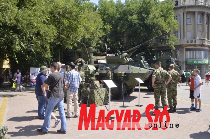 Az érdeklődők különböző katonai felszereléseket és harci járműveket is megtekinthettek (Fotó: Patyi Szilárd)