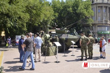 Az érdeklődők különböző katonai felszereléseket és harci járműveket is megtekinthettek (Fotó: Patyi Szilárd)