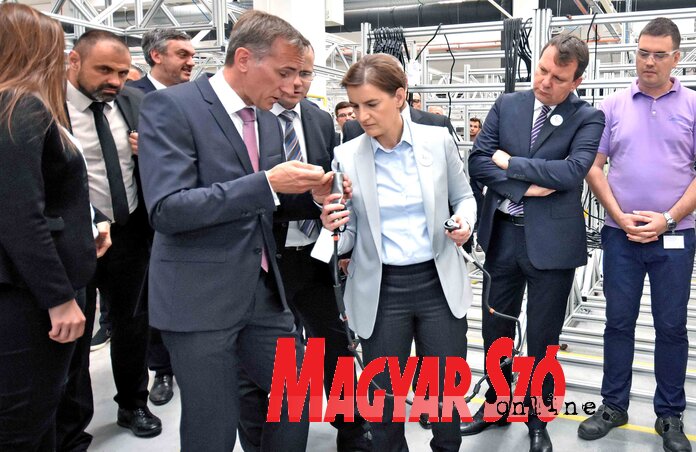 Ana Brnabić a Norma Group termelési részlegében tett látogatása során azt mondta, a német vállalat a felelősségteljes üzletelés iskolapéldája (Gergely Árpád felvétele)