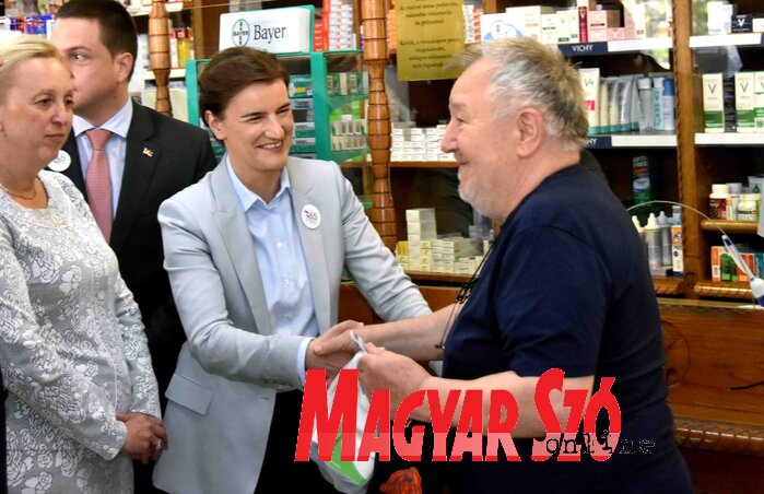 A Városháza alatti gyógyszertárban az elektronikus vények rendszerének a működését tekintették meg (Gergely Árpád felvétele)