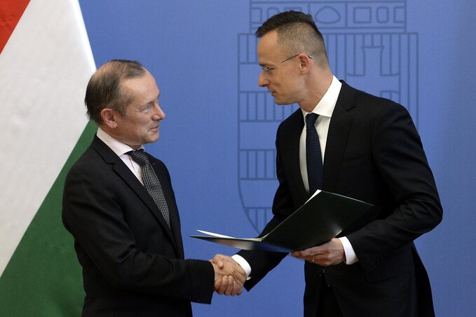 Szijjártó Péter magyar külgazdasági és külügyminiszter a Magyar Érdemrend középkeresztje kitüntetést adja át Éric Fournier francia nagykövetnek (MTI Fotó: Soós Lajos) Szijjártó Péter magyar külgazdasági és külügyminiszter a Magyar Érdemrend középkeresztje kitüntetést adja át Éric Fournier francia nagykövetnek (MTI Fotó: Soós Lajos)