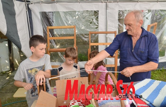 Serény munka folyik a táborban (Lakatos János felvétele) Serény munka folyik a táborban (Lakatos János felvétele)