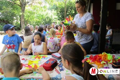 Mesebeli erdővé varázsolták a gyerekek a topolyai tájház udvarát (Sihelnik Ágnes felvétele)