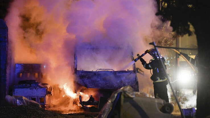 Vasárnapra virradó éjjel 18 gépkocsit gyújtottak fel az elővárosi negyedekben (Fotó: MTI/AP/Franck Dubray)