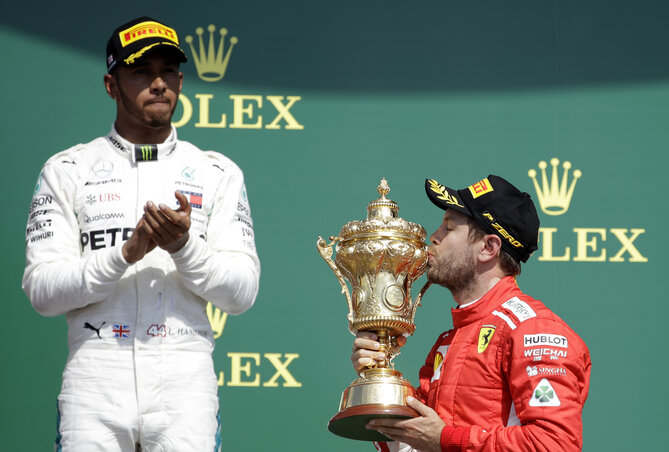 Vettel második silverstone-i győzelmét ünnepli, Hamiltonnak pedig egy kicsit savanyú a szőlő (Fotó: Beta/AP)