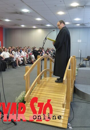 Christian Krieger, a CEC új elnöke a záró ökumenikus istentiszteleten: „Krisztust követve elkötelezzük magunkat, hogy a hit átformáló ereje által hídépítőként éljük életünket.” (Stanyó Tóth Gizella felvétele) Christian Krieger, a CEC új elnöke a záró ökumenikus istentiszteleten: „Krisztust követve elkötelezzük magunkat, hogy a hit átformáló ereje által hídépítőként éljük életünket.” (Stanyó Tóth Gizella felvétele)