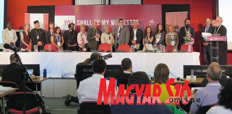 A Nagygyűlés fő szervevői – vendégek és vendéglátók a záró plenáris ülésen (Stanyó Tóth Gizella felvétele) A Nagygyűlés fő szervevői – vendégek és vendéglátók a záró plenáris ülésen (Stanyó Tóth Gizella felvétele)