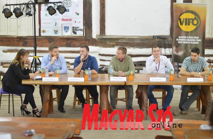 A kerekasztal beszélgetés vendégei (Lakatos János felvétele) A kerekasztal beszélgetés vendégei (Lakatos János felvétele)