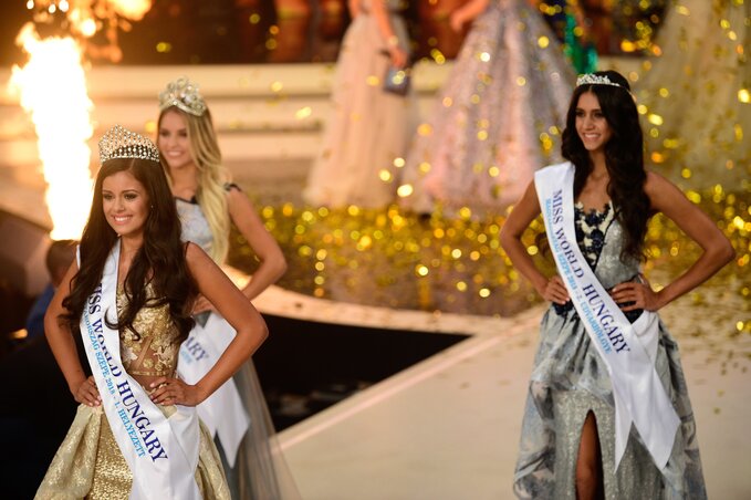A győztes Szarvas Andrea (k) a Magyarország Szépe - Miss World Hungary döntőjén (MTI Fotó: Balogh Zoltán)