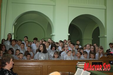 A táborzáró istentiszteleten énekelnek a gyerekek (Kazinczy Paszterkó Diana felvétele)