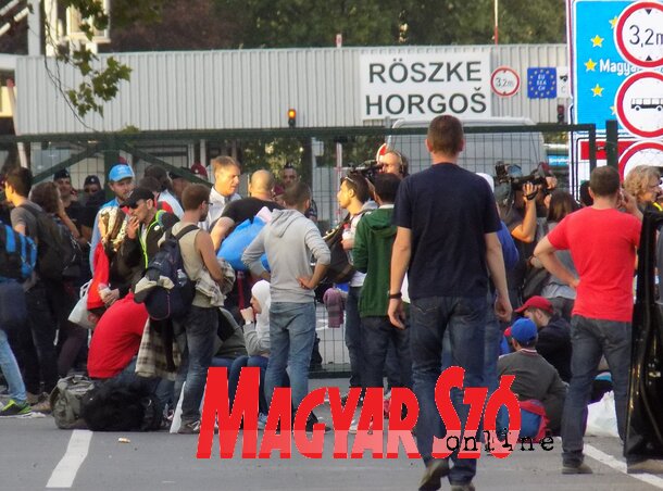 A magyar rendőrök tegnap este már nem engedték át a vasúti zöldhatáron a migránsokat, hanem a nyáron megnyílt új (régi) határátkelőhöz irányították őket (Kozma Rita felvétele)