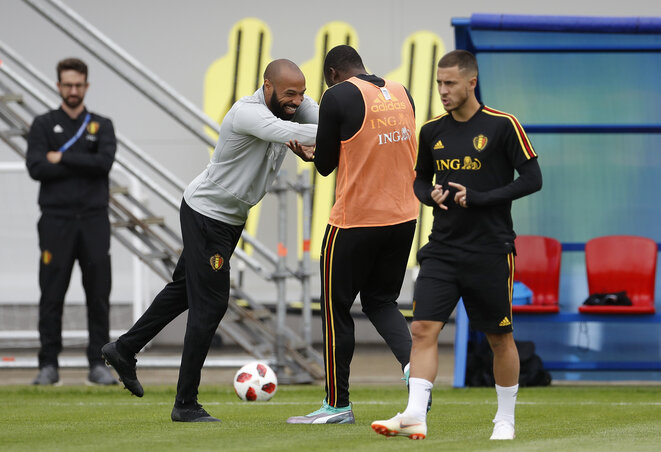 Thierry Henry Romelu Lukakuval viccelődik a belgák edzésén (Fotó: Beta/AP)