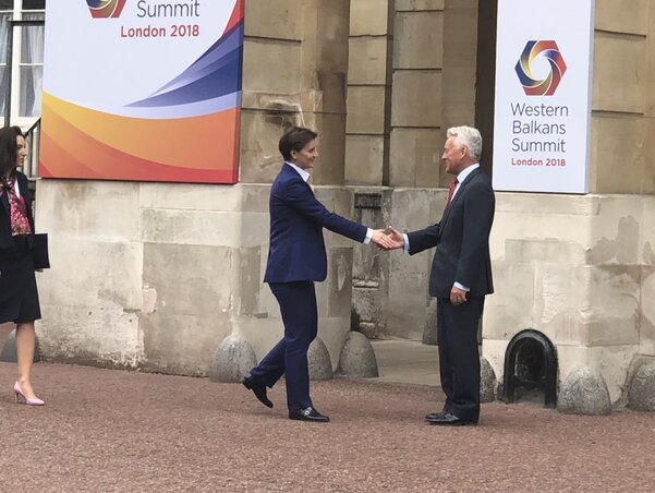 Alan Duncan brit Európa- és Amerika-ügyi miniszter a csúcstalálkozó előtt üdvözli Ana Brnabićot (Fotó: Beta)