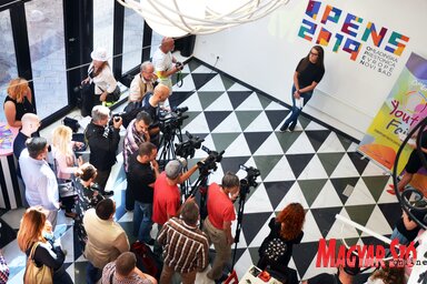 Az OPENS Laza Telečki utcai irodájában Senka Bajić hegyigördeszka-világbajnok nyitotta meg a hetedik OPENS Youth Fairt (Dávid Csilla felvétele)