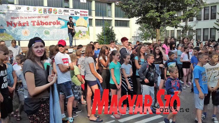 A tábor zászlajának ünnepélyes felvonása (Kazinczy Paszterkó Diana felvétele) A tábor zászlajának ünnepélyes felvonása (Kazinczy Paszterkó Diana felvétele)
