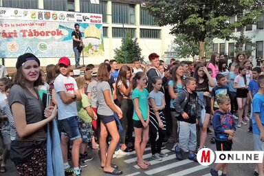 A tábor zászlajának ünnepélyes felvonása (Kazinczy Paszterkó Diana felvétele)