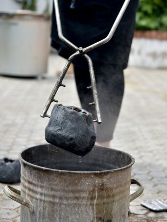 A raku játék a földdel, a vízzel és a tűzzel A raku játék a földdel, a vízzel és a tűzzel