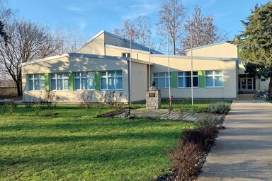A Petőfi-szobor Magyarcsernye első köztéri szobra
