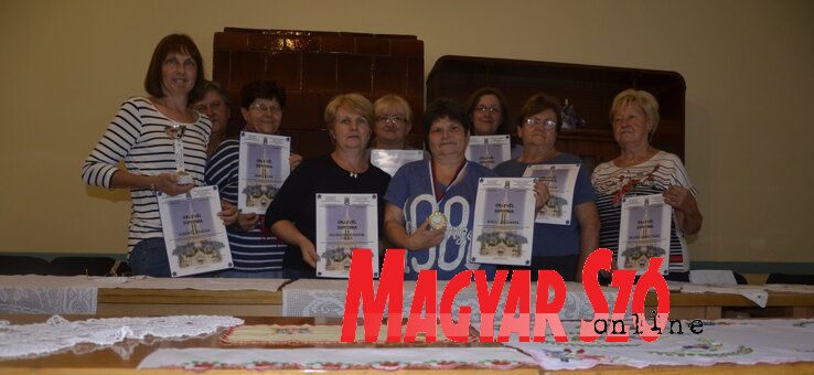 A Palics Magyar Művelődési Egyesület kézimunka szakköre (Fotó: Paszterkó Erika) A Palics Magyar Művelődési Egyesület kézimunka szakköre (Fotó: Paszterkó Erika)