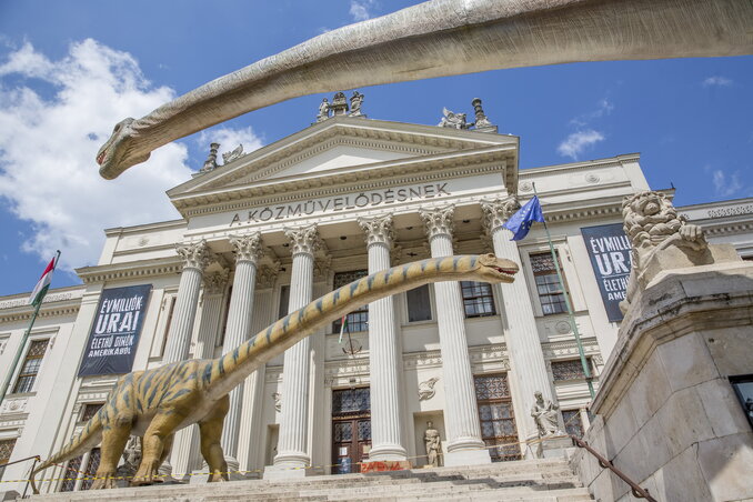 A Kultúrpalota épülete előtt három eredeti méretű dinoszaurusz-rekonstrukció fogadja az érdeklődőket (fotó: MTI)