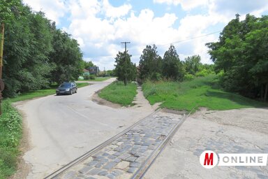 A kerülő út kezdeténél – a Zentai út, a Bakos Kálmán és a Lenin utca találkozásánál – körforgalom épül (Csincsik Zsolt felvétele)