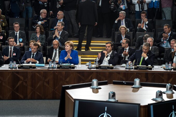 Emmanuel Macron francia államfő, Angela Merkel német kancellár, Alekszisz Ciprasz görög és Orbán Viktor magyar miniszterelnök (első sorban b-j) a NATO kétnapos brüsszeli csúcsértekezletének nyitóülésén (MTI Fotó: Miniszterelnöki Sajtóiroda/Botár Gergely)