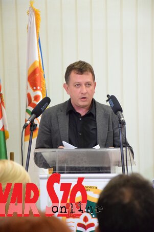 Ifj. Virág Gábor: A Forum Könyvkiadó Intézet 2019-es kiadói tevékenysége összesen 30 kötetcímet tartalmaz és a két folyóiratot (Szalai Attila felvétele) Ifj. Virág Gábor: A Forum Könyvkiadó Intézet 2019-es kiadói tevékenysége összesen 30 kötetcímet tartalmaz és a két folyóiratot (Szalai Attila felvétele)