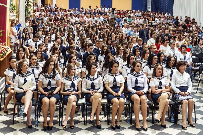 Hetvenkét végzős diák vehette át a diplomáját (fotó: MTI)